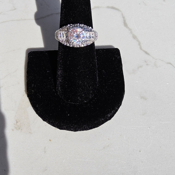 Elegant Silver Ring with Dazzling Oval Gemstone - Picture 9 of 11